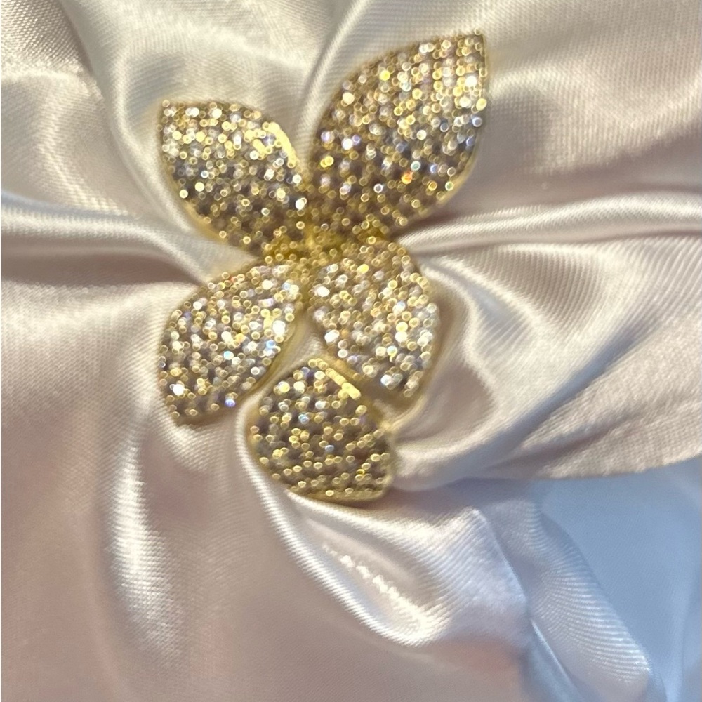 Elegant Gold Flower Ring